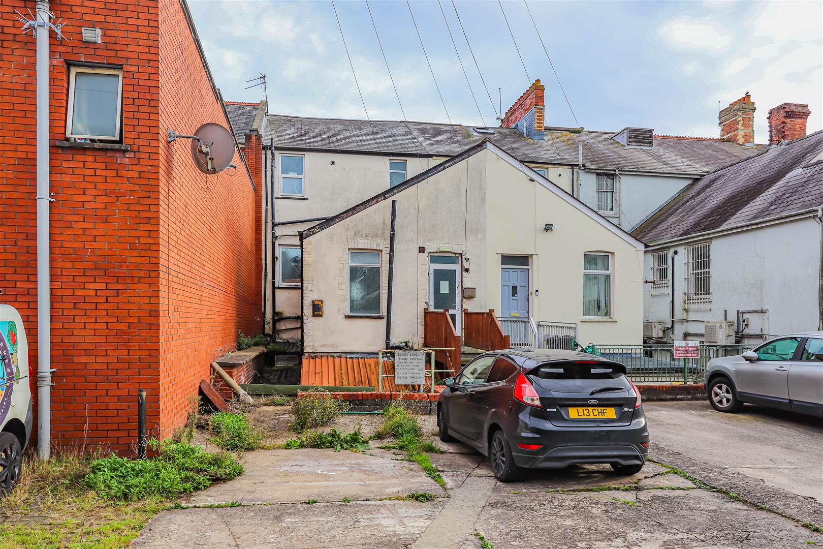 Holton Road, Barry